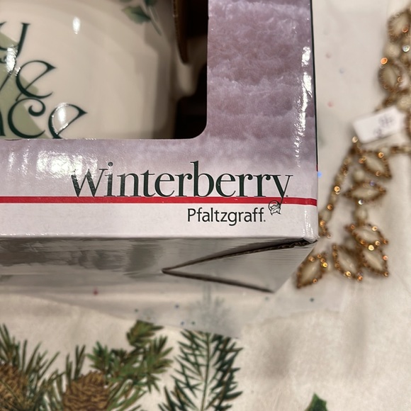 Pfaltzgraff Winterberry Mugs – Set of Holiday Coffee Cups, Dishwasher Safe - Picture 4 of 8
